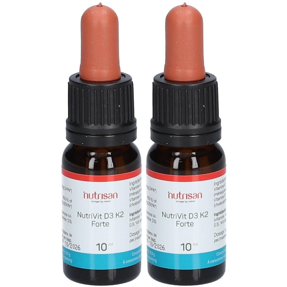 Twee flessen bruine vloeistof met druppelaar. Opschrift: Nutrisan NutriVit D3 K2 Forte, 10 ml.