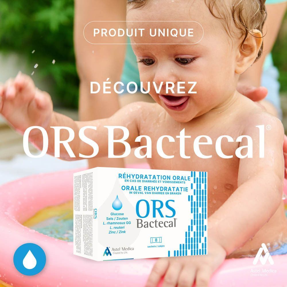 Bébé dans une piscine gonflable avec une boîte de ORS Bactecal®.