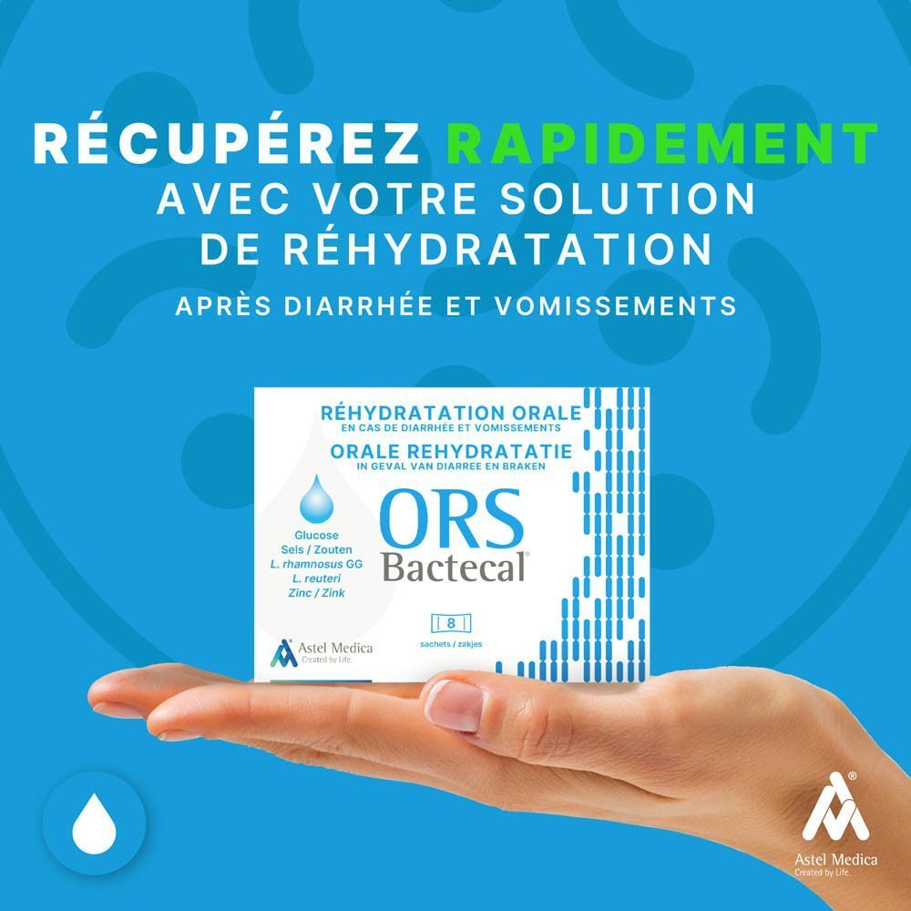 Main tenant une boîte de ORS Bactecal® sur fond bleu.