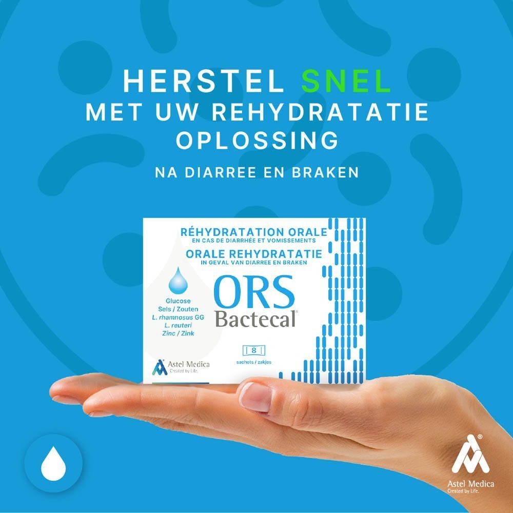 Hand die een pak ORS Bactecal® vasthoudt tegen een blauwe achtergrond.
