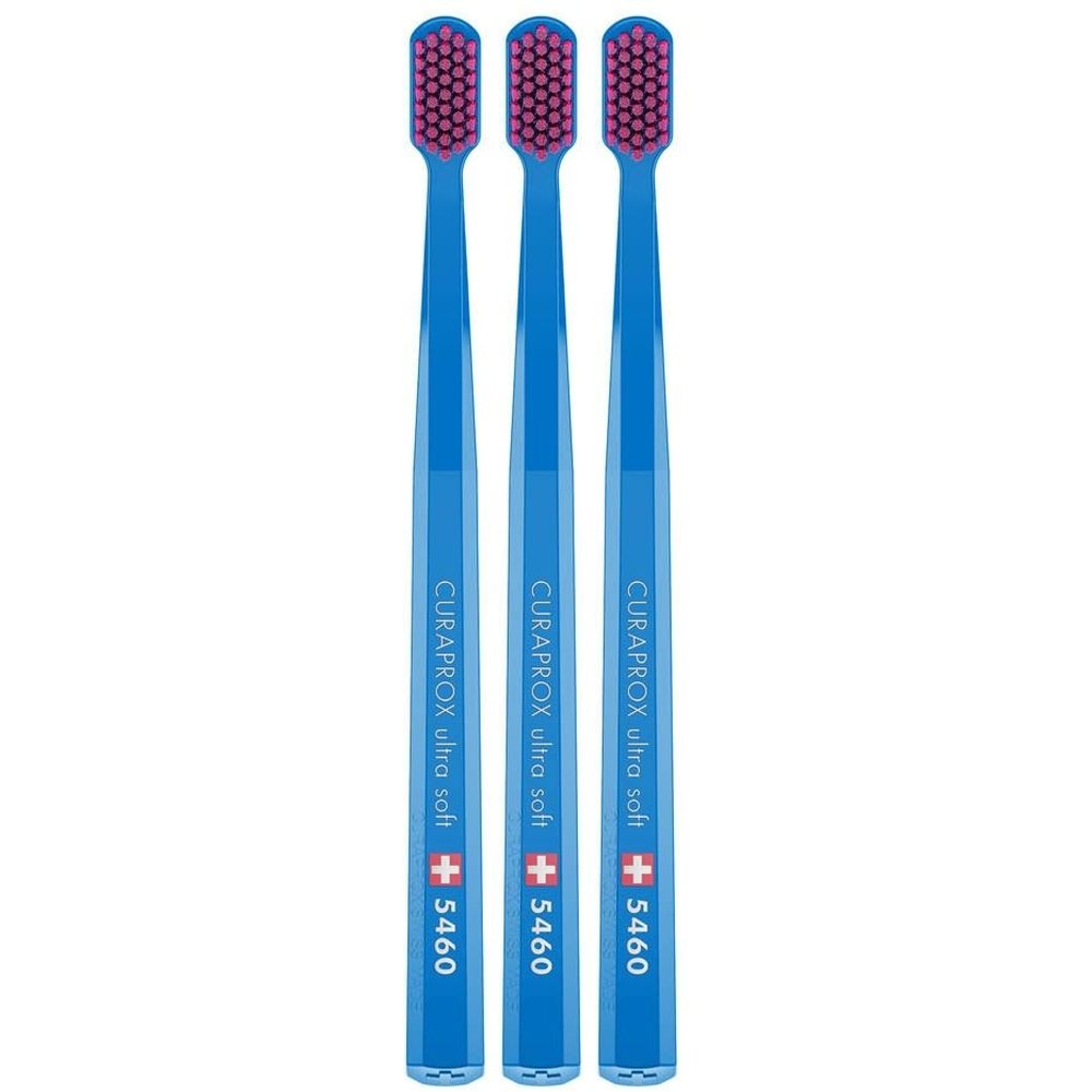 Trois brosses à dents bleues avec des poils roses. Inscription CURAPROX, Ultra soft, + 5460 sur le manche.