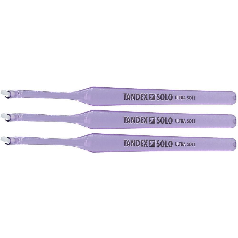 Trois brosses à dents violettes Tandex Solo Ultra Soft. Elles ont une petite tête et un long manche. Le nom est imprimé sur le manche.