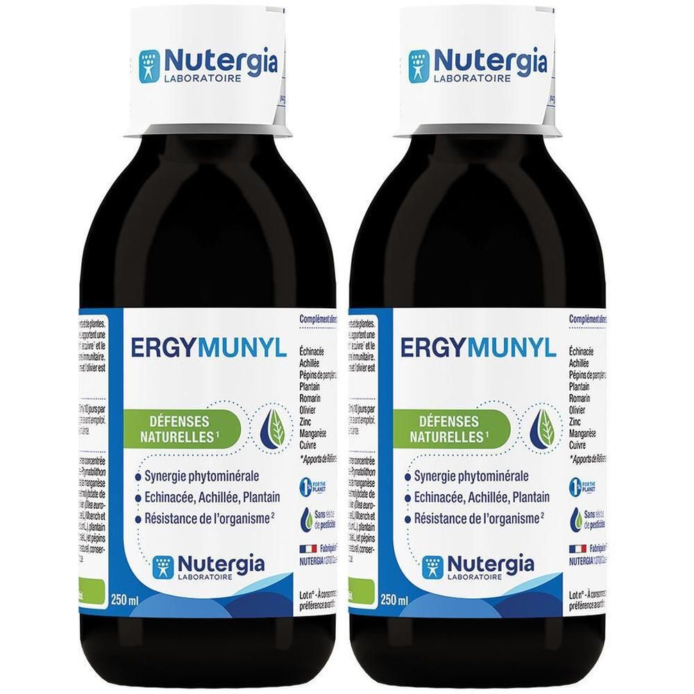 Twee flessen Ergymunyl. Zwarte vloeistof in bruine flessen met witte dop. Blauwe etiketten met tekst: Ergymunyl, Défenses Naturelles, Nutergia.