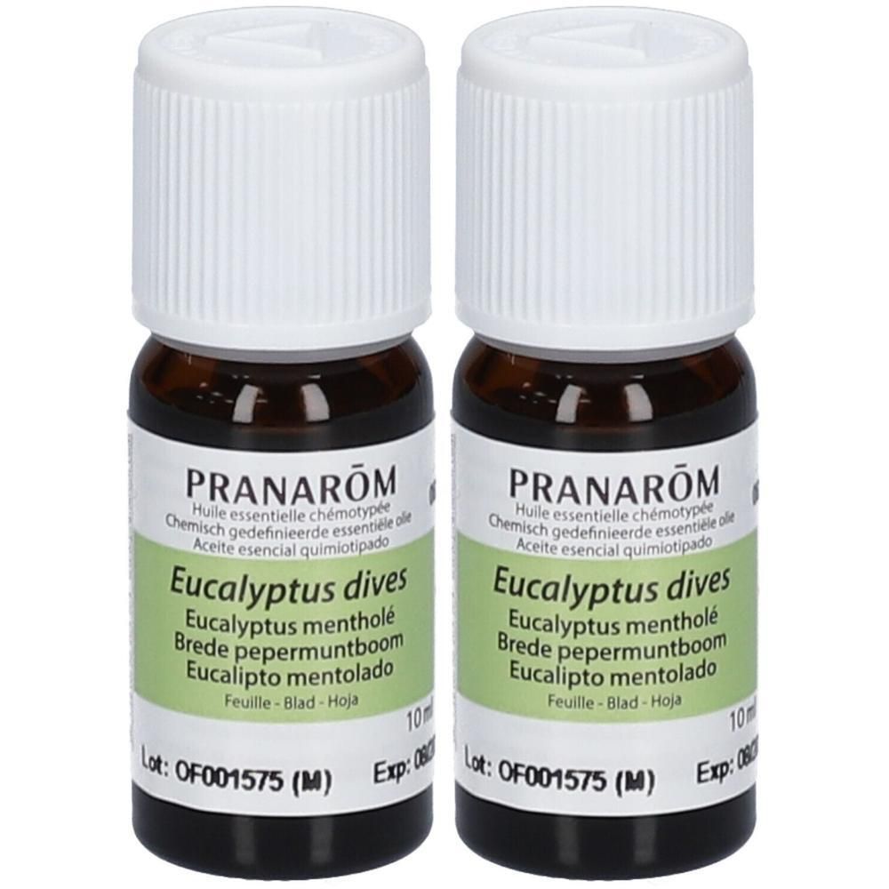 Twee kleine bruine flesjes met witte doppen. Labels met "PRANAROM" en "Eucalyptus dives".