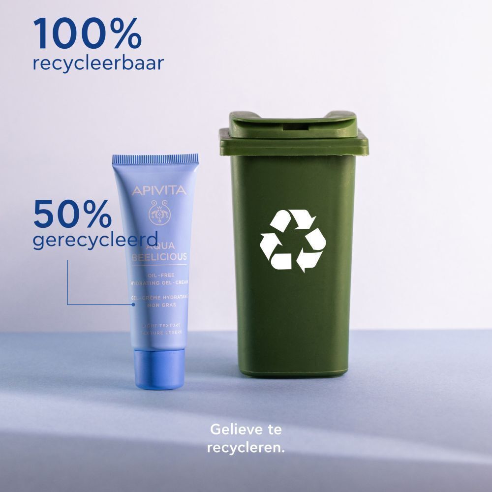 Tube naast vuilnisbak. Opschrift: Apivita, Aqua Beelicious, Oil-free hydrating gel-cream. 100% recyclebaar.