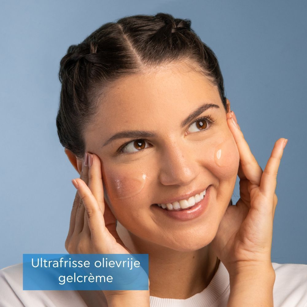 Vrouw met gel op gezicht. Opschrift: Ultrafrisse olievrije gelcrème.