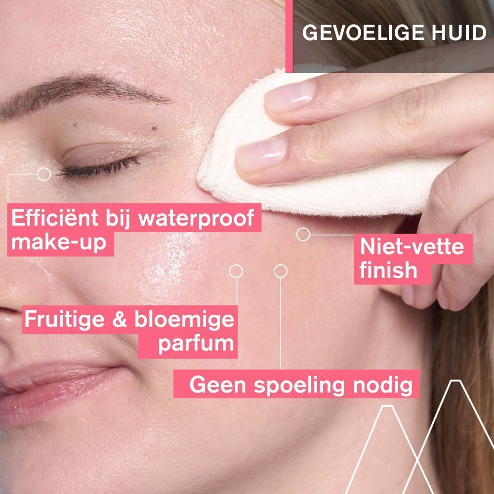 Gezicht van een vrouw die haar gezicht reinigt met een wattenschijfje. Nederlandse tekst.