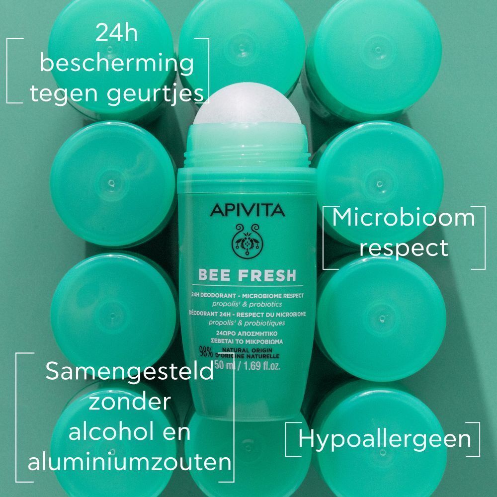 Groene roll-on deodorant omringd door groene doppen. Opschrift: Apivita, Bee Fresh, 24h Deodorant. Tekst: zonder alcohol, zonder aluminiumzouten.