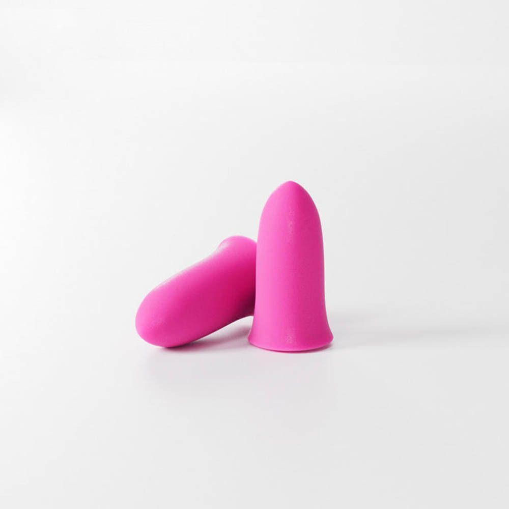 Twee roze oordopjes. Eén ligt, één staat. Beide hebben een conische vorm.