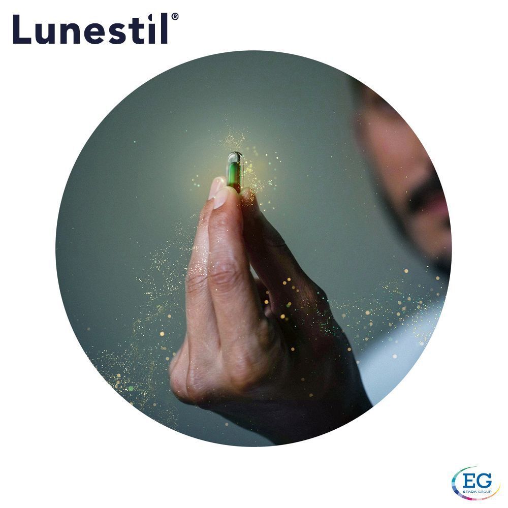 Hand houdt een groene capsule vast. Logo Lunestil en EG.