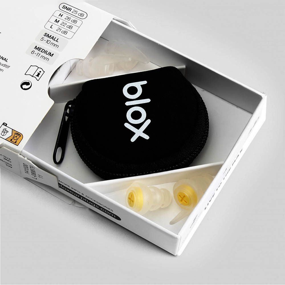 Emballage ouvert avec bouchons d'oreille et étui noir avec logo "blox".