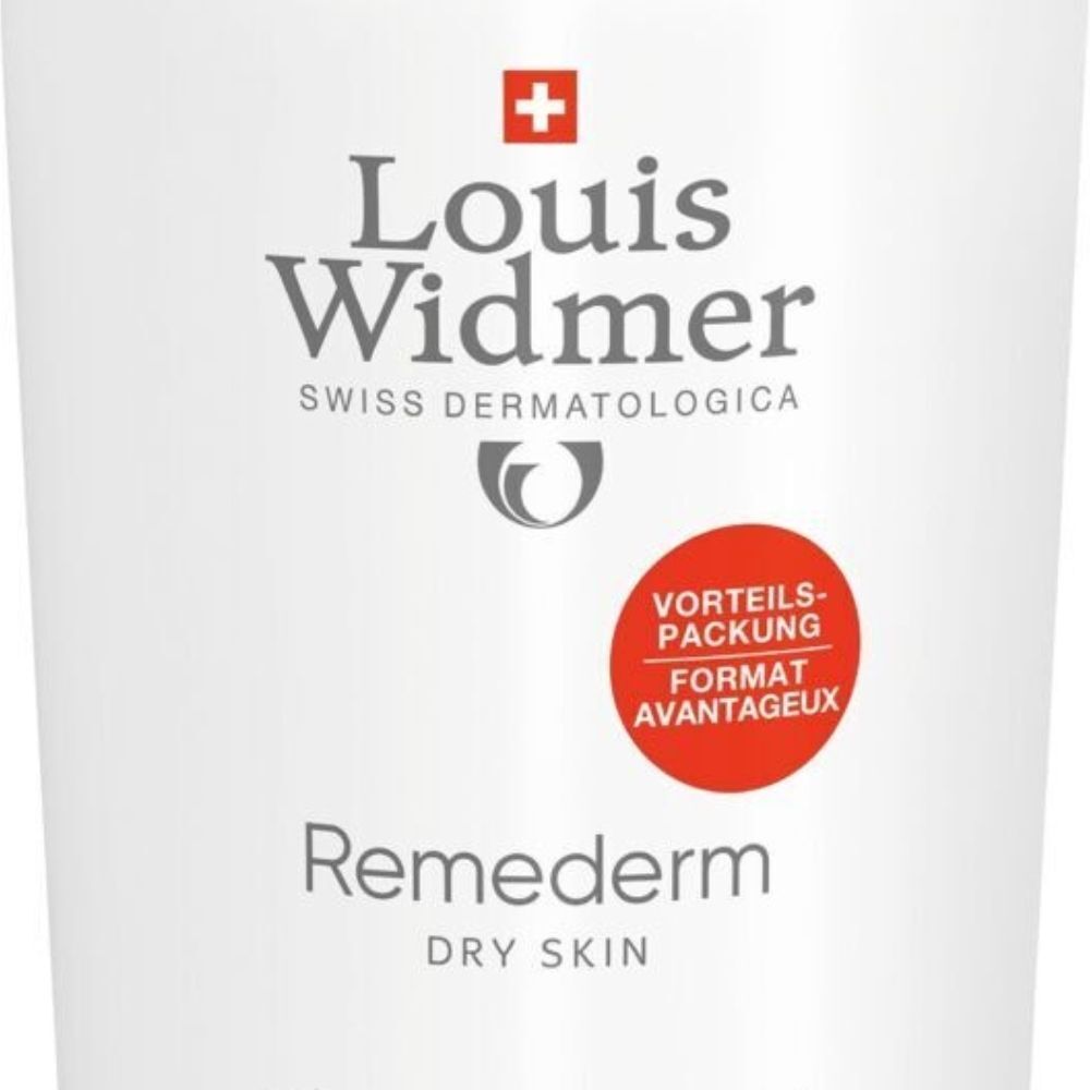 Close-up van de witte fles Louis Widmer Remederm. Opschrift: Remederm, 5% Urea, droge huid. Rode sticker: Voordeelverpakking.
