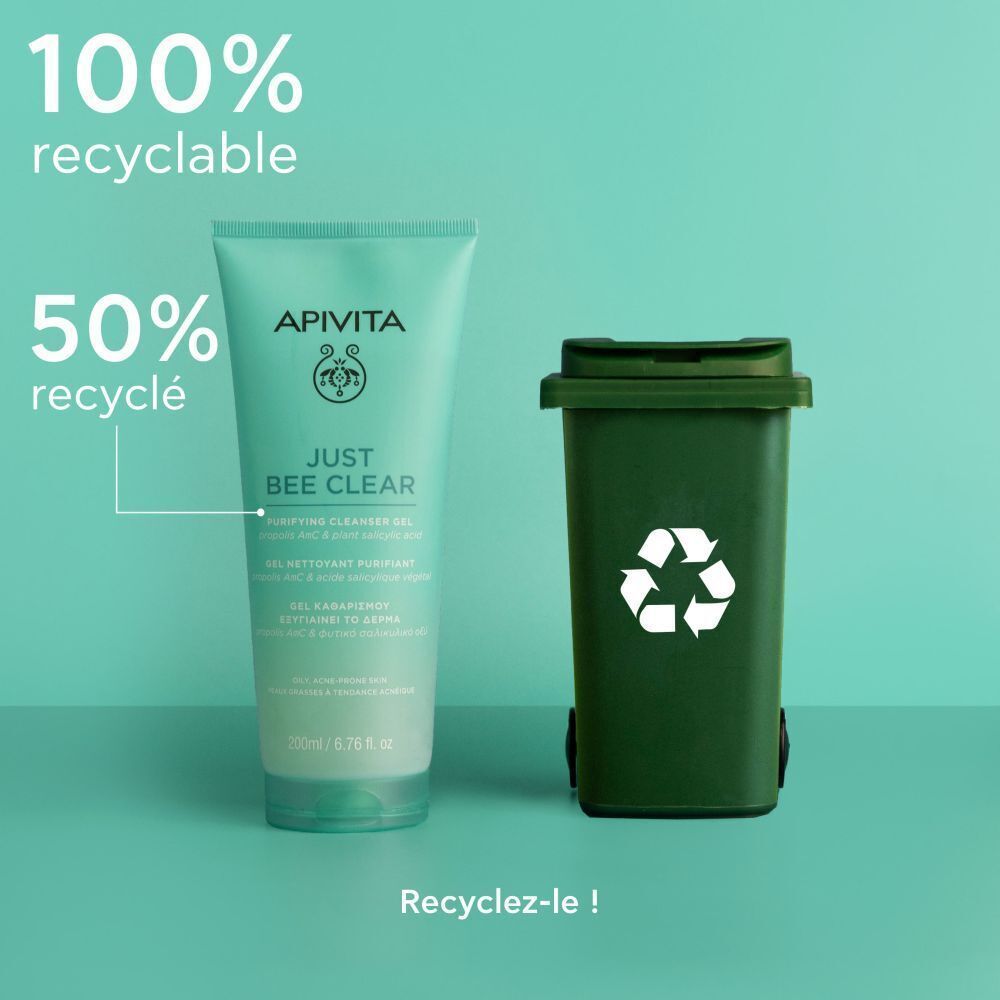 Gel Apivita Just Bee Clear, turquoise, à côté d'une poubelle verte. 100% recyclable.