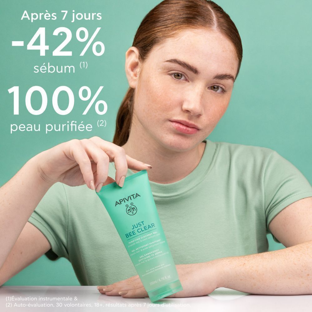 Femme tenant gel Apivita Just Bee Clear. Texte: -42% sébum en 7 jours, 100% peau purifiée.