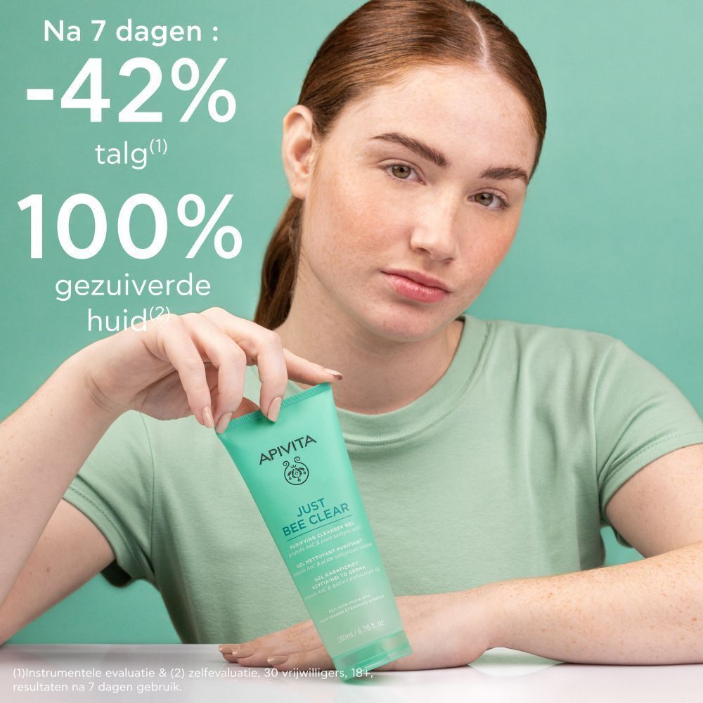 Vrouw houdt Apivita Just Bee Clear Gel vast. Tekst: -42% talg na 7 dagen, 100% zuivere huid.