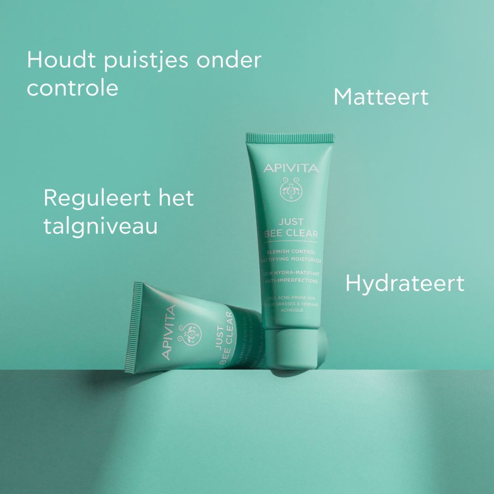 Twee groene tubes. Tekst: Houdt puistjes onder controle, matteert, reguleert talgniveau, hydrateert.