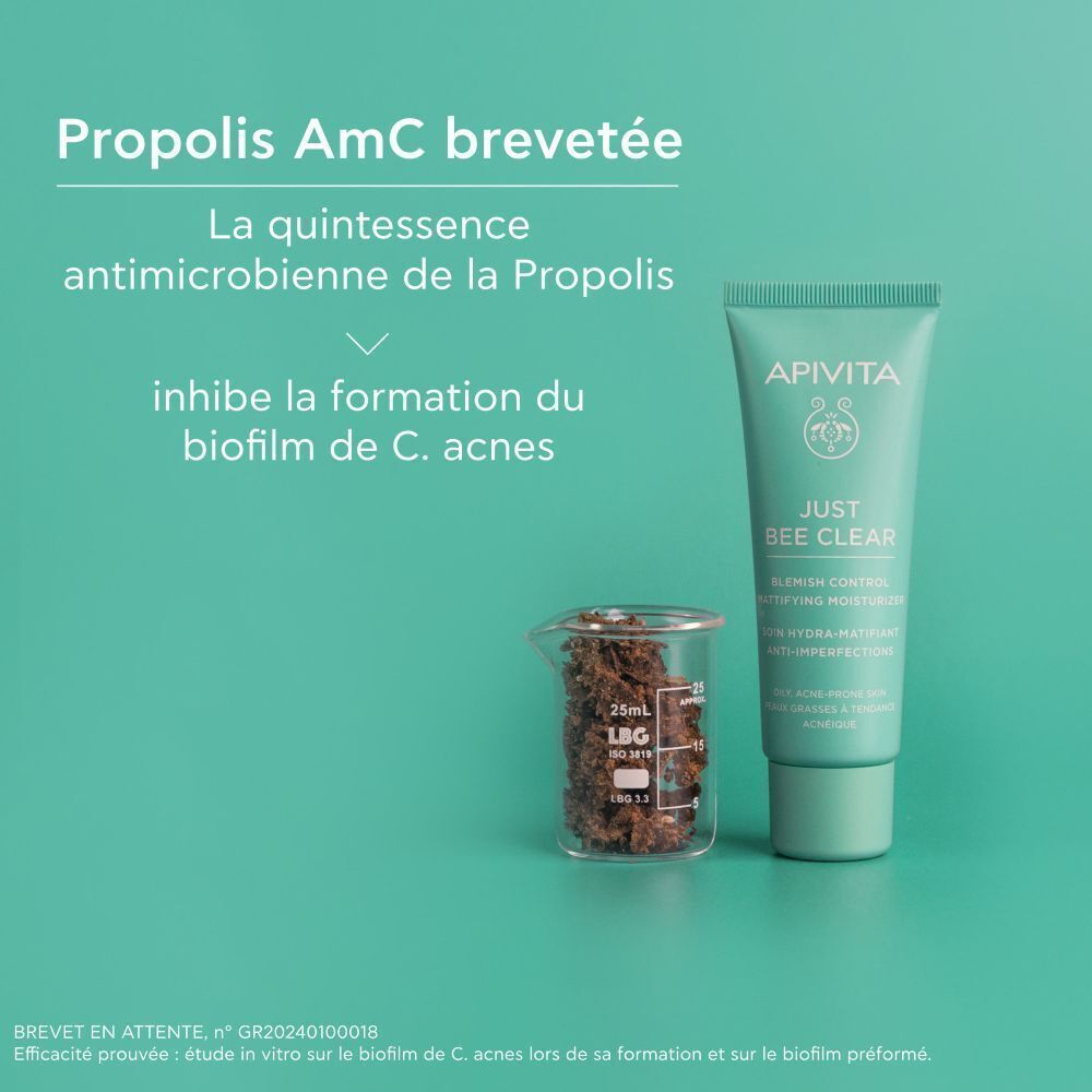 Tube de produit avec bécher. Texte : Propolis AmC brevetée, inhibe la formation du biofilm C. acnes.