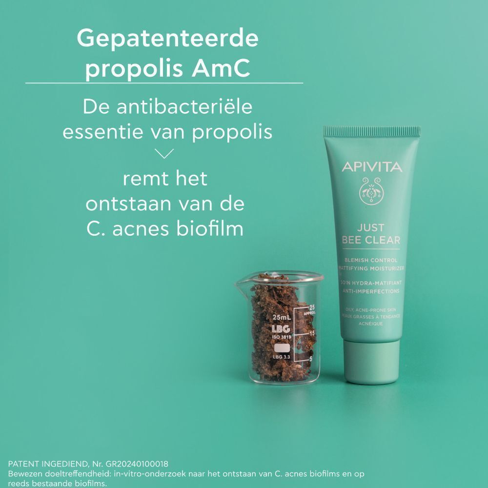 Tube met beker. Tekst: Gepatenteerde propolis AmC, remt de vorming van de C. acnes biofilm.