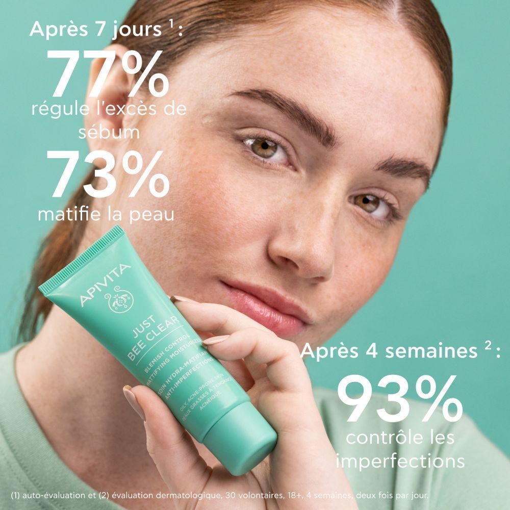 Femme avec tube. Texte : Après 7 jours : 77% régule le sébum, 73% matifie. Après 4 semaines : 93% contrôle les imperfections.