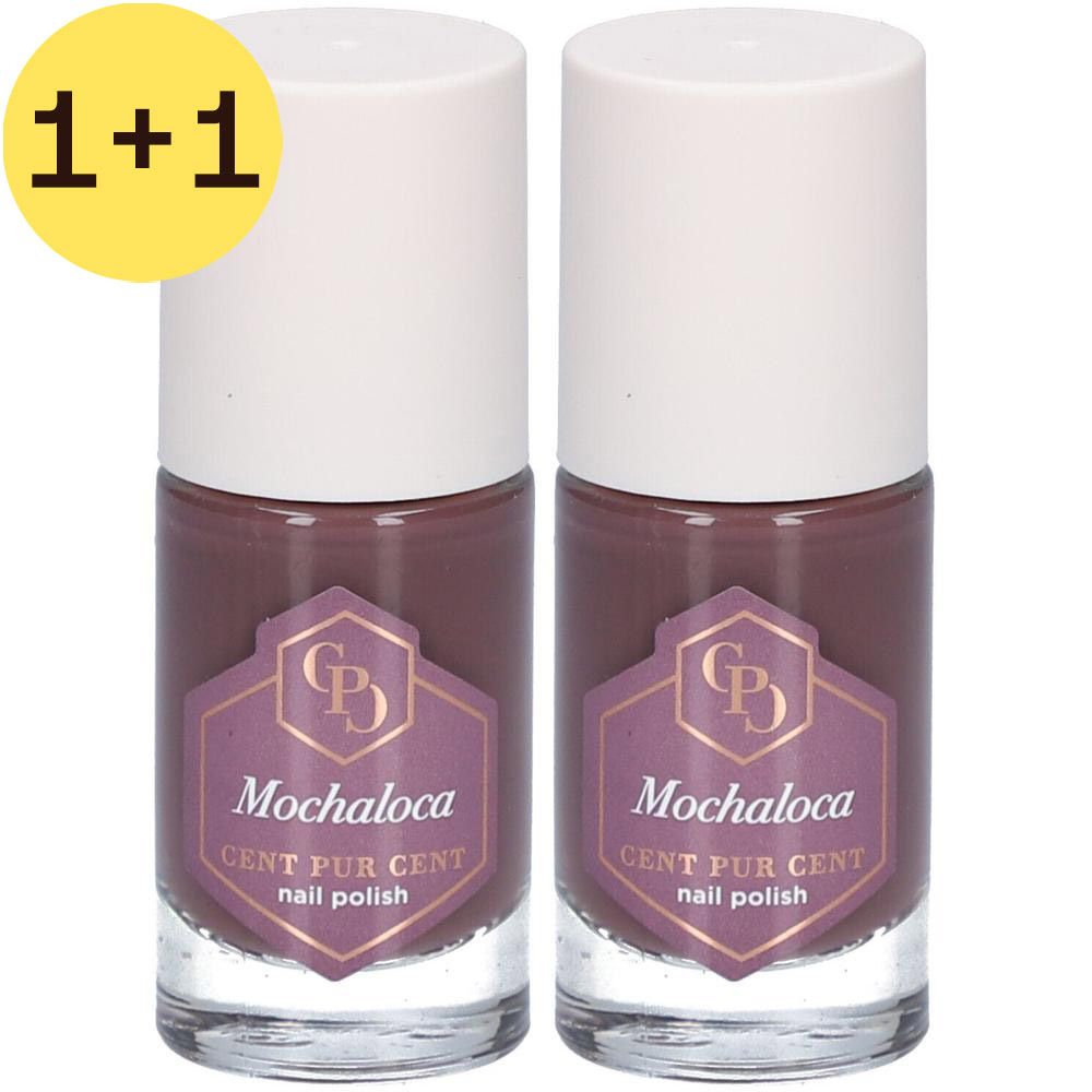 Deux flacons de vernis à ongles Mochaloca. Chaque flacon a un bouchon blanc et une étiquette avec le nom du produit et le logo.
