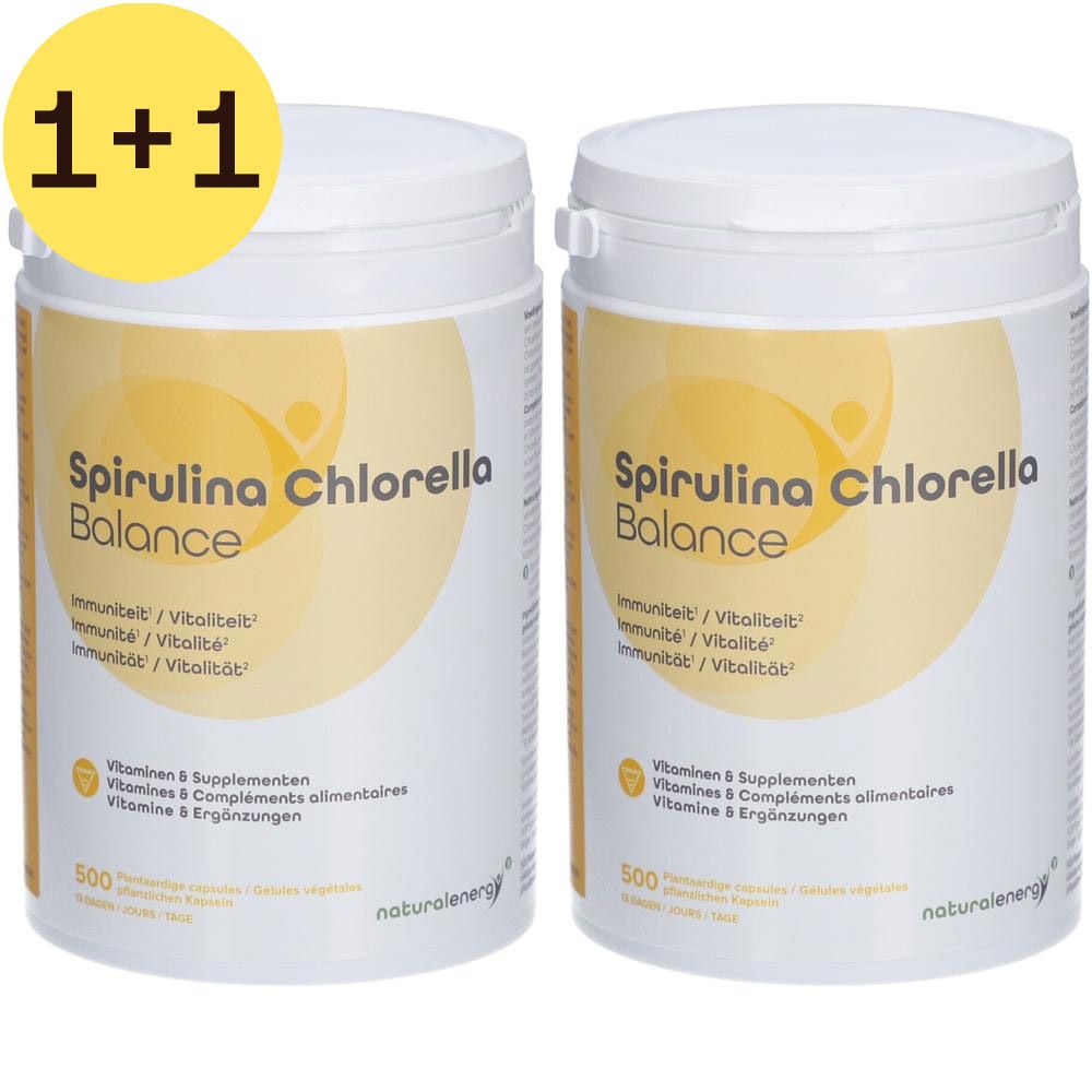 Twee witte potten met opschrift Spirulina Chlorella Balance. Gele achtergrond met tekst. 500 tabletten. Merk: naturalenergy.