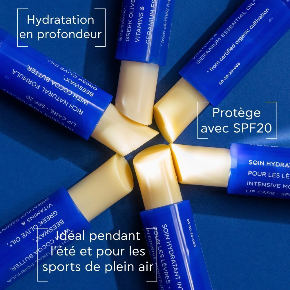 Bâtons de soin des lèvres ouverts. Emballage bleu avec texte. SPF20.