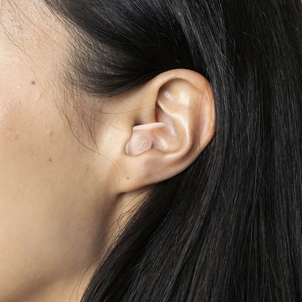 Bouchon d'oreille dans l'oreille d'une personne. Le bouchon d'oreille transparent est placé dans l'oreille.