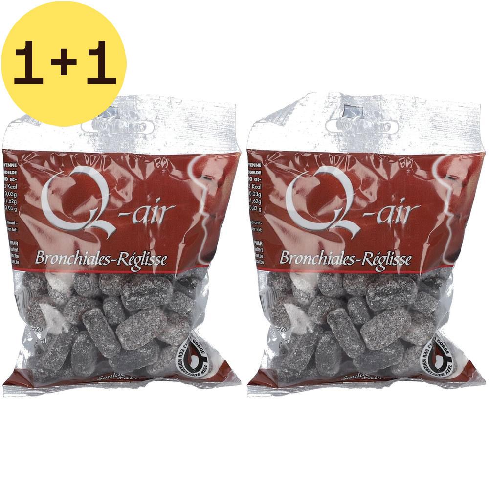 Twee zakjes pastilles. Opschrift: Q-air Bronchiales-Réglisse. De pastilles zijn donker en verpakt in transparante zakjes.