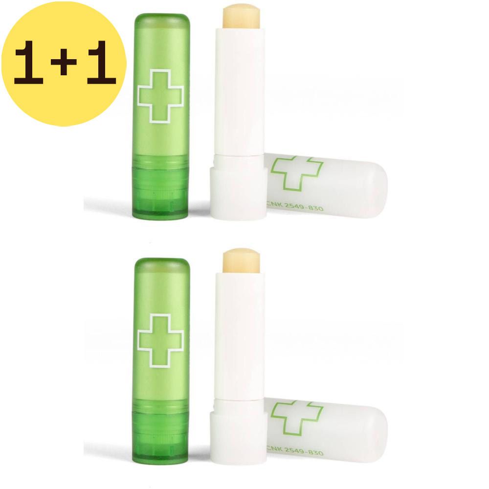 Deux sticks de soin pour les lèvres. L'un est ouvert, l'autre fermé. Ils ont tous deux un étui blanc et un capuchon vert avec une croix.