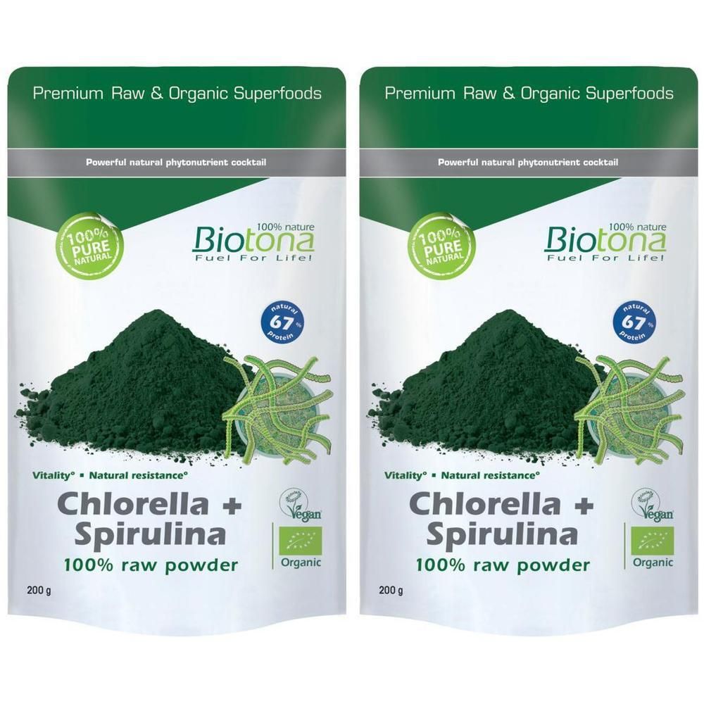 Deux sachets de poudre Biotona Chlorella + Spirulina. Montagnes de poudre verte, emballage vert avec logo et texte. Vegan et bio.