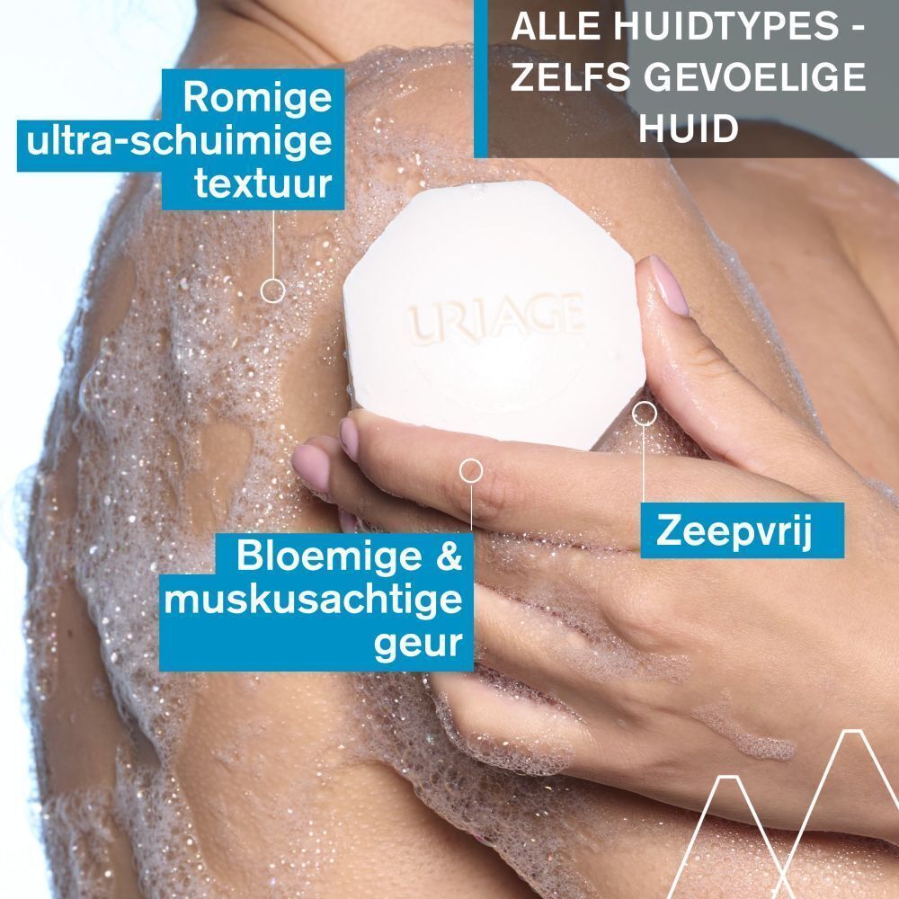 Persoon houdt achthoekige zeepblok vast. Tekst: Alle huidtypes - zelfs gevoelige huid.