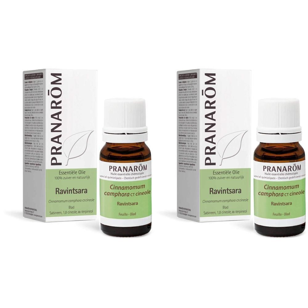 Twee flessen en twee dozen. Op de flessen staat Pranarôm, Ravintsara. Op de dozen staat Pranarôm.