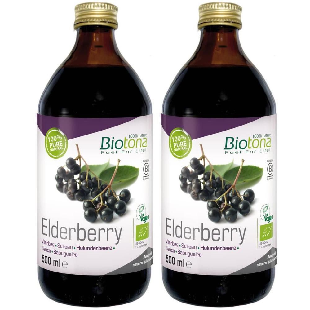 Twee flessen Biotona Elderberry. Donkerbruine glazen flessen met gouden doppen. Etiket met productnaam, bessenillustratie en certificeringen.