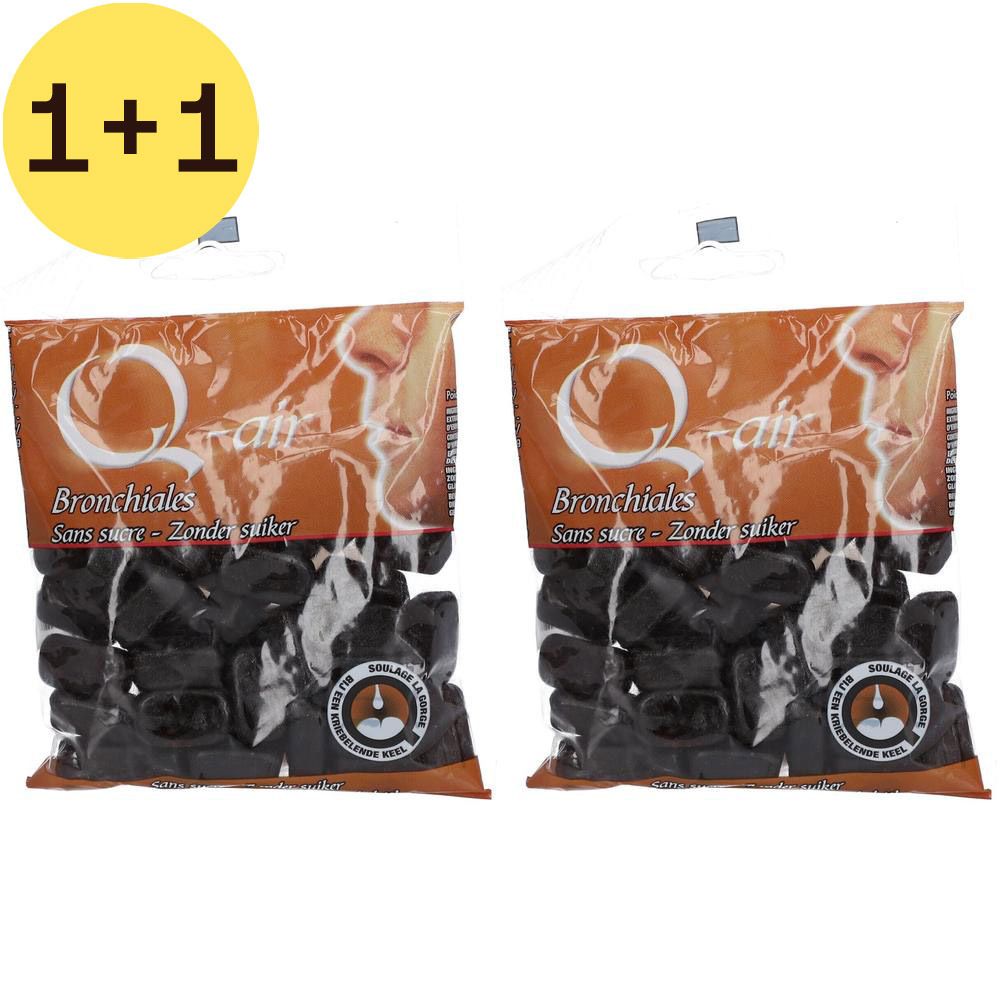 Deux sachets de pastilles noires. Inscription : Q-Air Bronchiales, sans sucre. Emballage orange et blanc.
