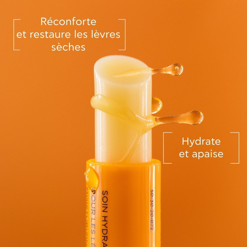 Gros plan d'un stick à lèvres. Liquide jaune. Texte : "Hydrate et apaise".
