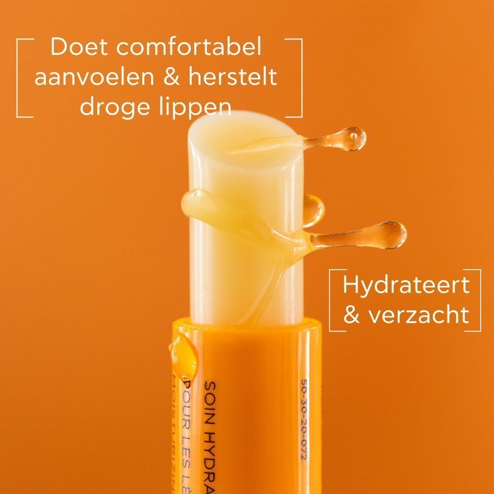 Close-up van een lippenstift. Gele vloeistof. Tekst: "Hydrateert & verzacht". 