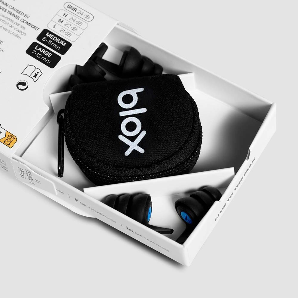 Open verpakking met oordopjes, etui en maatindicaties. Oordopjes zwart met blauwe filter. Opschrift "blox".