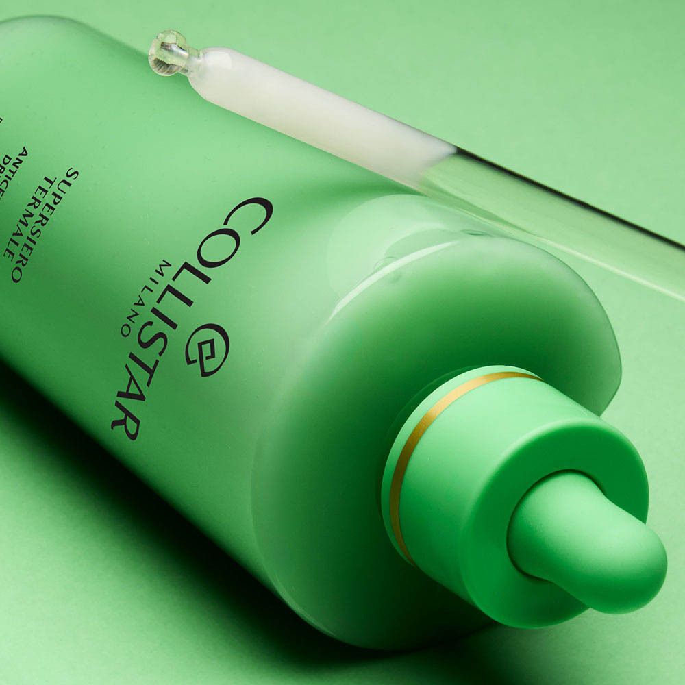 Gros plan sur le flacon vert avec pipette. Inscription : Collistar Milano, Supersiero Termale, Anticellulite Drenante.