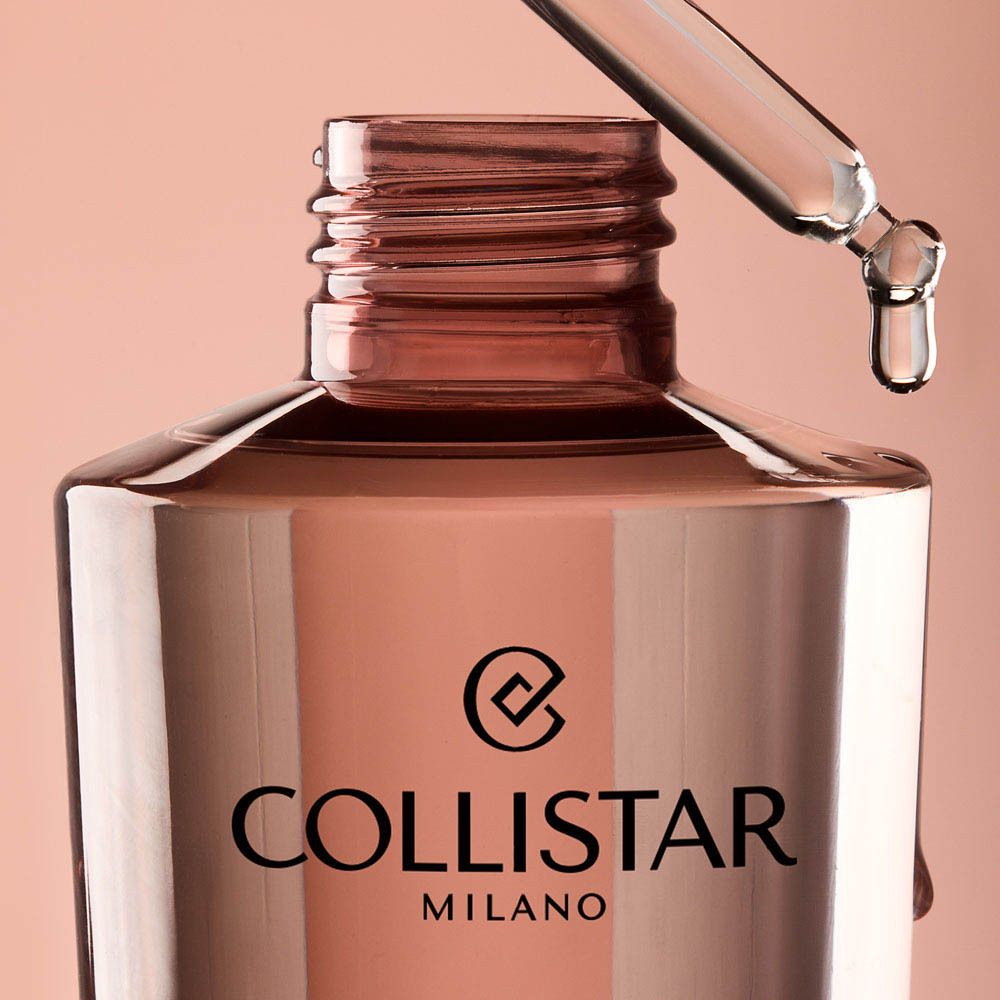 Close-up van de hals van de fles. Roze vloeistof, groene pipet. Opschrift: COLLISTAR MILANO.
