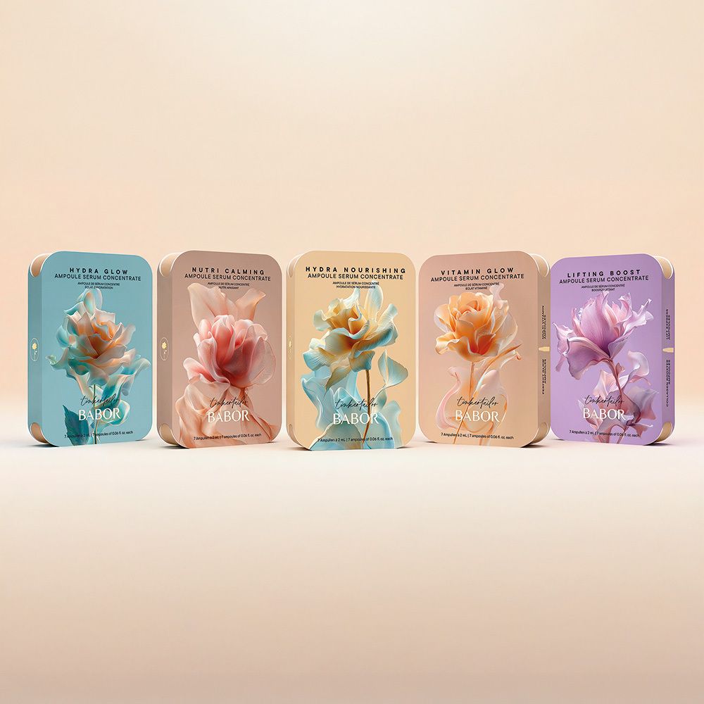 Cinq emballages différents avec motifs floraux. Marque : Babor. Noms des produits visibles.