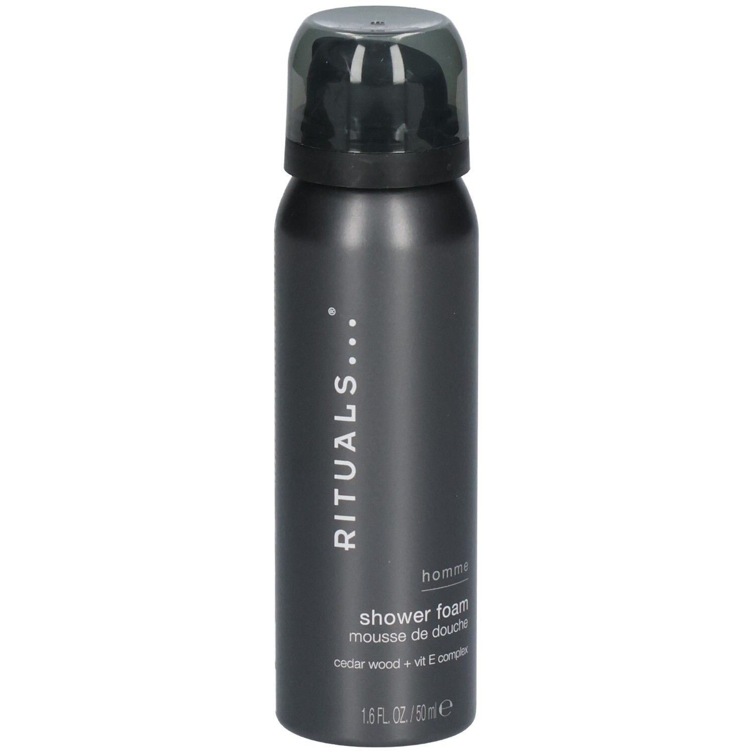 Doucheschuimfles met zwarte dop. Merk: RITUALS. "homme shower foam" en "cedar wood + vit E complex" staan op de voorkant gedrukt. Bevat 50 ml.