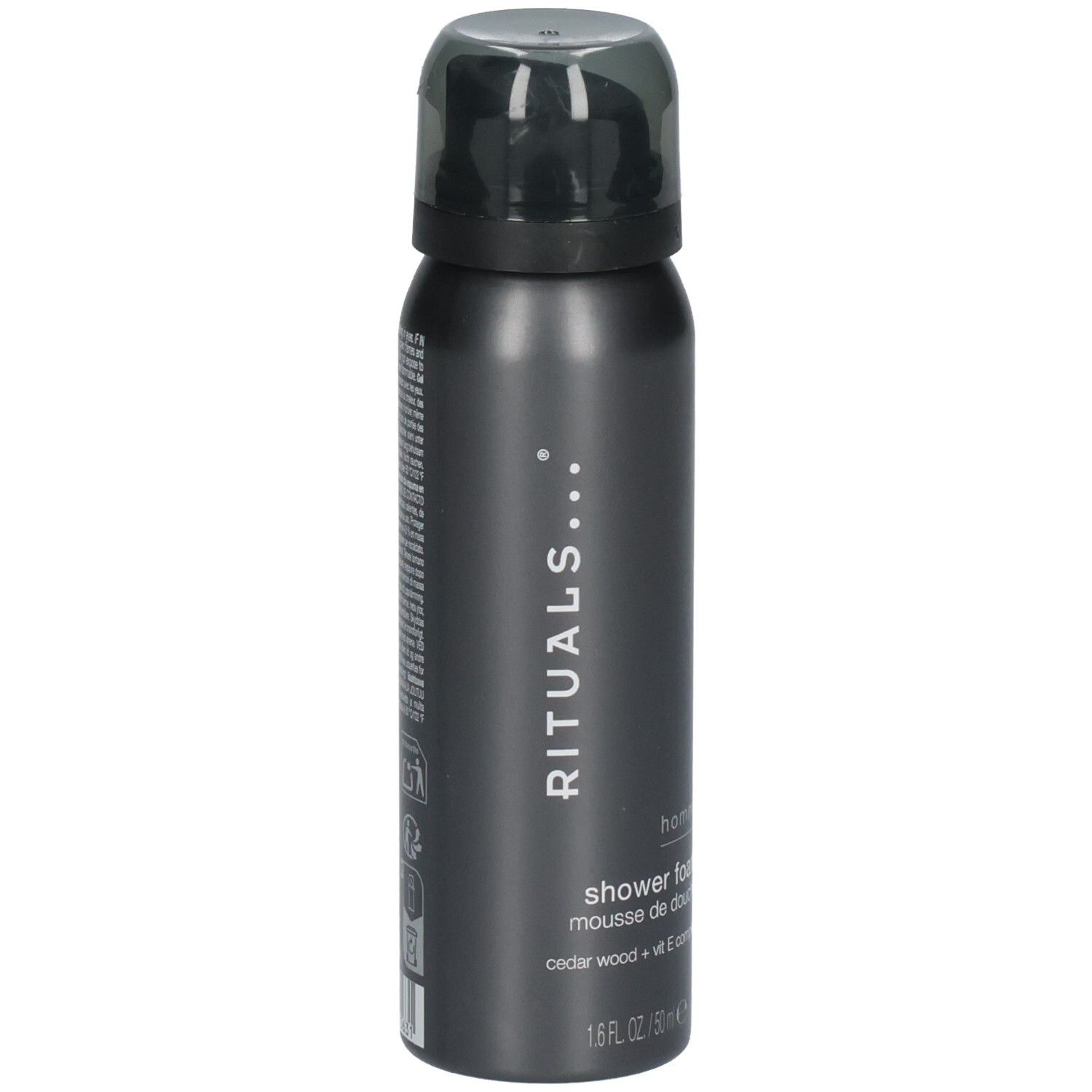 Doucheschuimfles met zwarte dop. Merk: RITUALS. "homme shower foam" en "cedar wood + vit E complex" staan op de voorkant gedrukt. Bevat 50 ml.