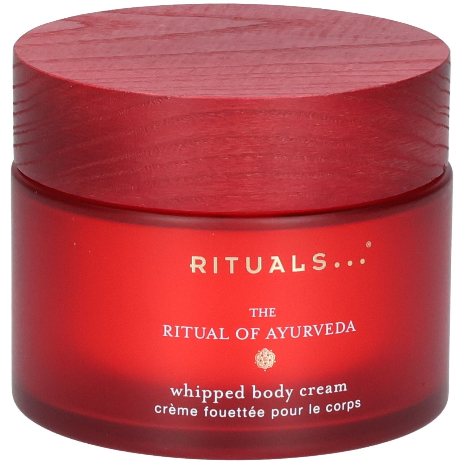 RITUALS The Ritual of Ayurveda Body Cream in rood pot met houten deksel, licht schuin van voren.