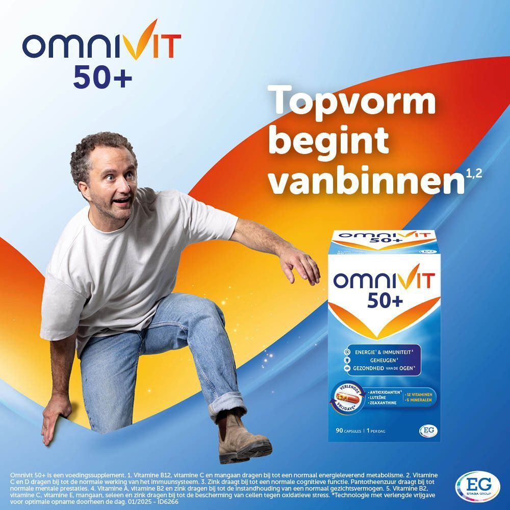 Man poseert naast een Omnivit 50+ verpakking. Tekst: Een topvorm begint vanbinnen!