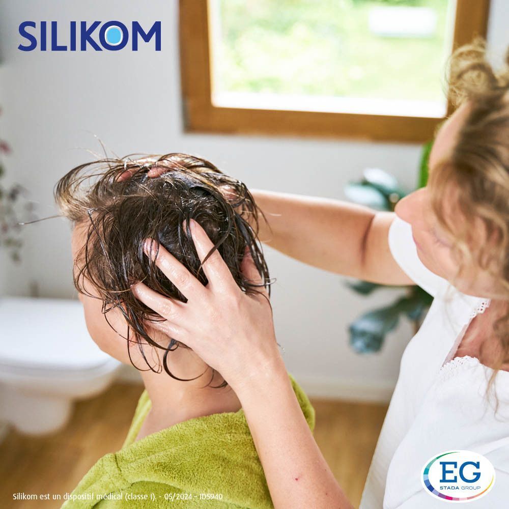 Femme masse les cheveux d'un garçon. Seul le logo Silikom est visible.