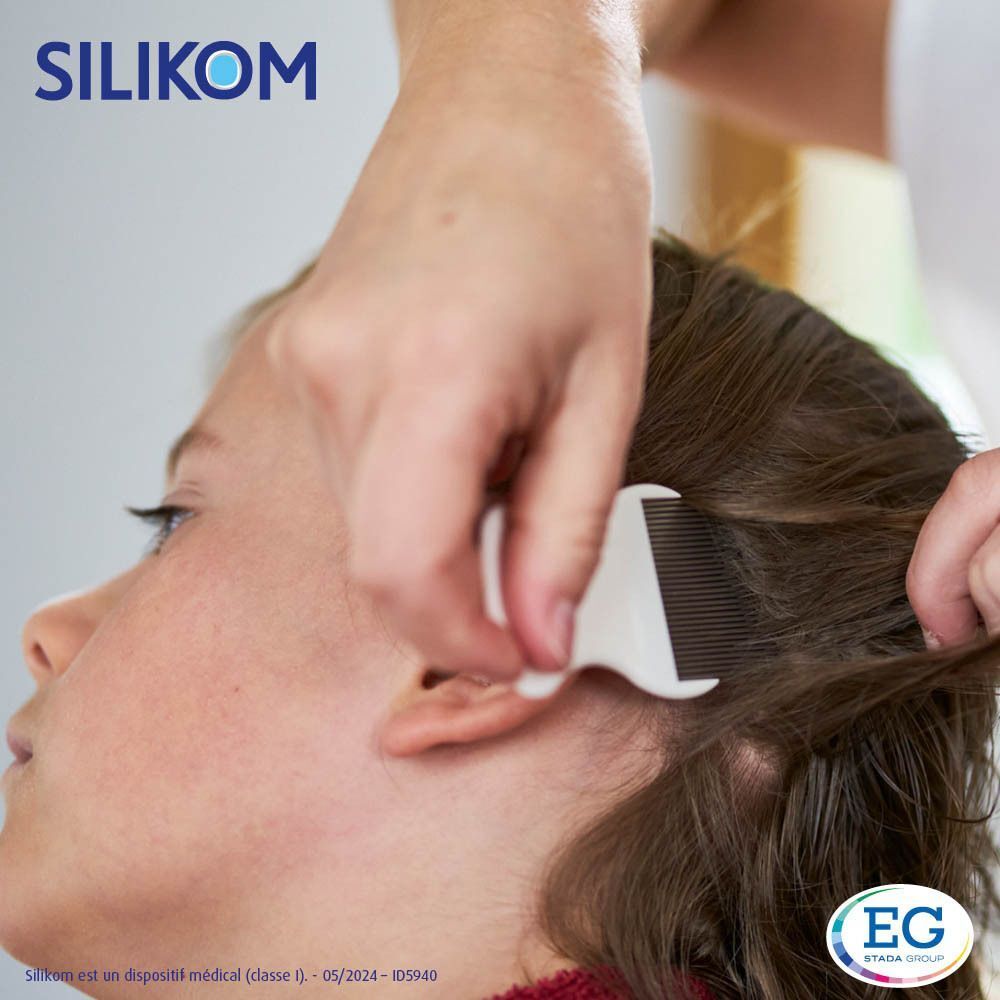 Femme peigne les cheveux d'un garçon avec un peigne à poux. Seul le logo Silikom est visible.