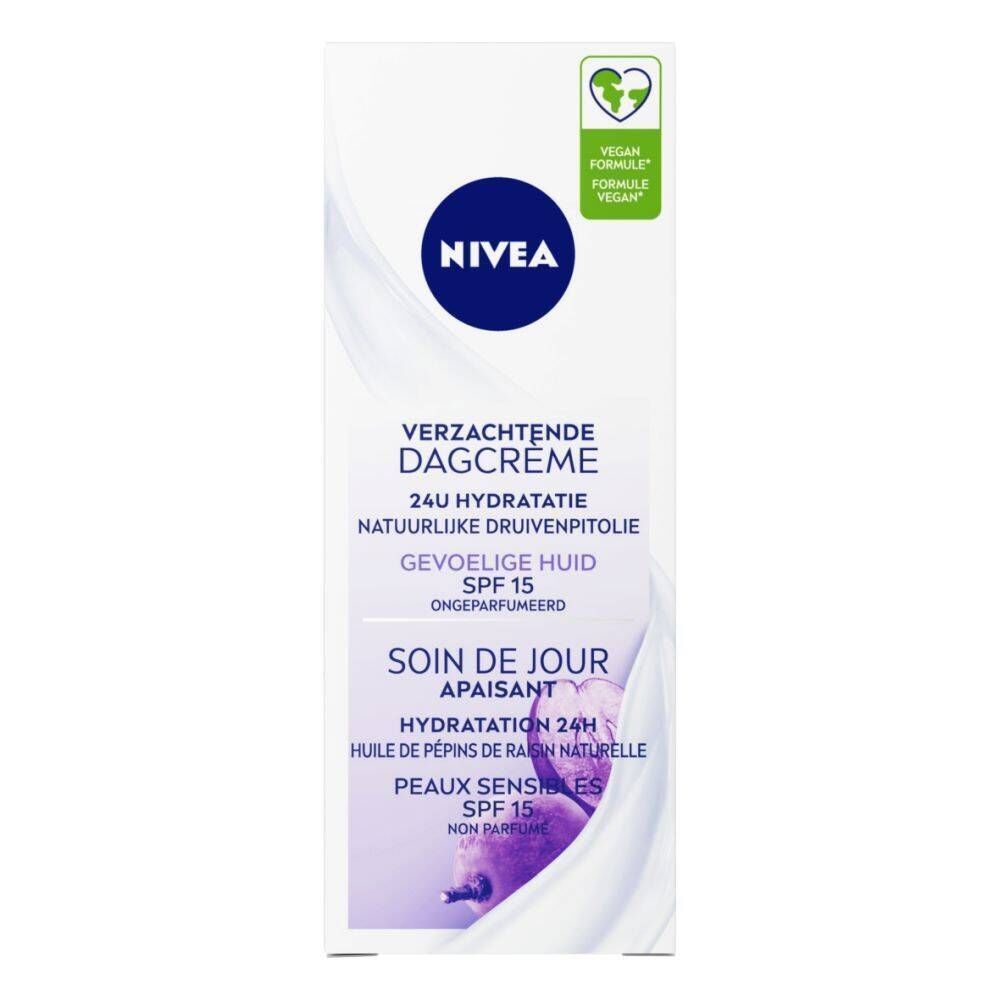 Verpakking Nivea Soin de Jour Apaisant. Wit, blauw logo en tekst. Vegan zegel. Tekst: 24H Hydratation, Peaux Sensibles, SPF15.