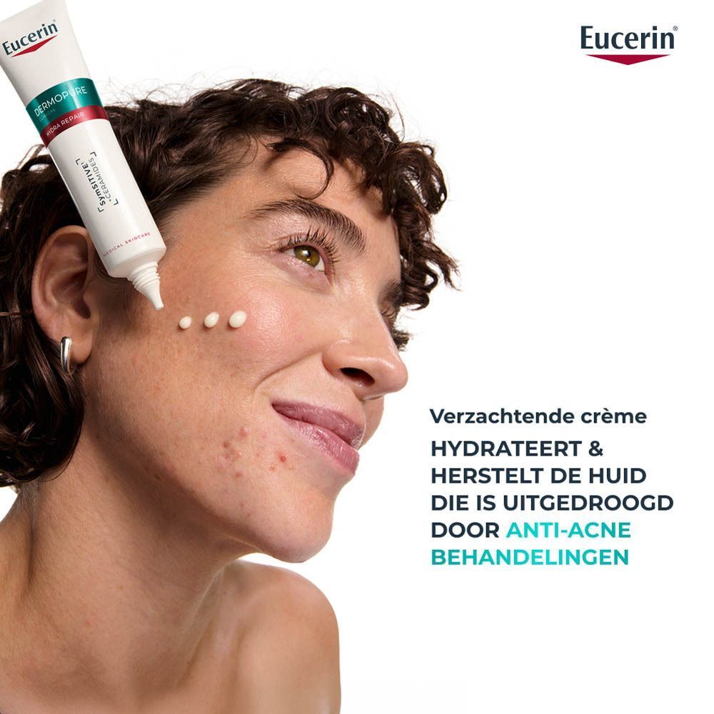 Vrouw met product op de huid. Tekst: Verzachtende crème. Hydrateert & herstelt de huid die is uitgedroogd door anti-acne behandelingen.