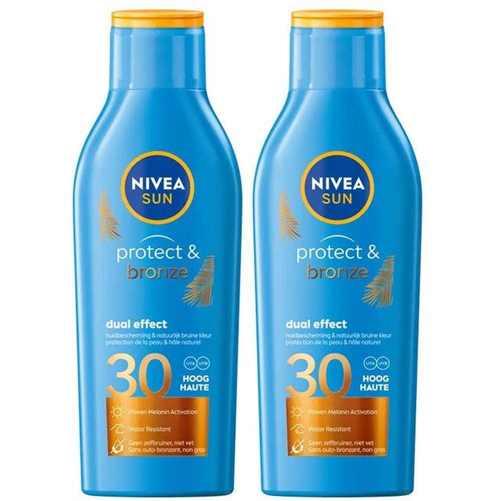 Deux flacons bleus Nivea Sun Protect & Bronze. Inscription : Protect & Bronze, dual effect, SPF 30. Bouchon jaune.
