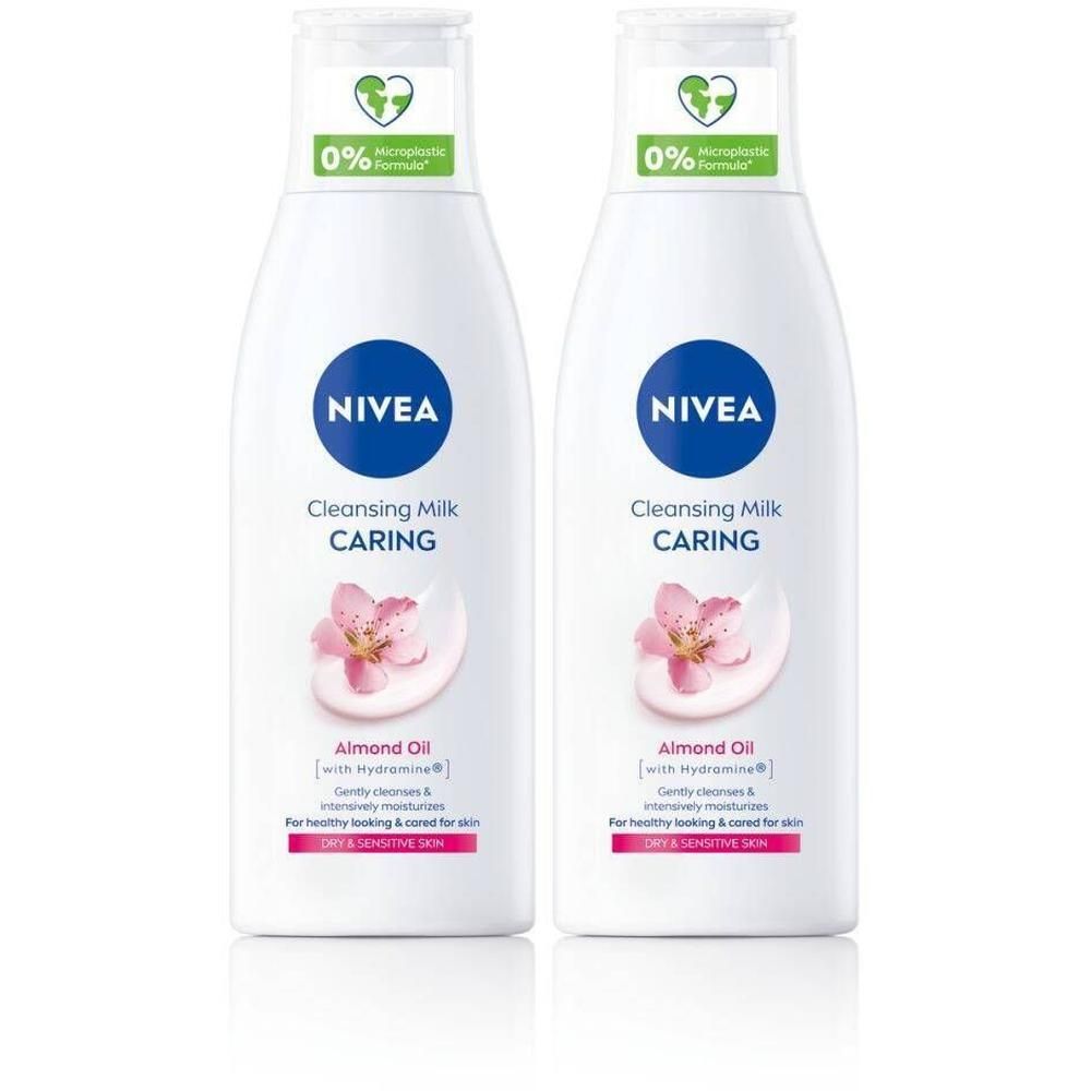 Twee witte NIVEA-flessen. Opschrift: Cleansing Milk Caring, Amandelolie. Voor de droge en gevoelige huid.